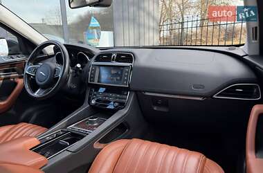 Внедорожник / Кроссовер Jaguar F-Pace 2017 в 