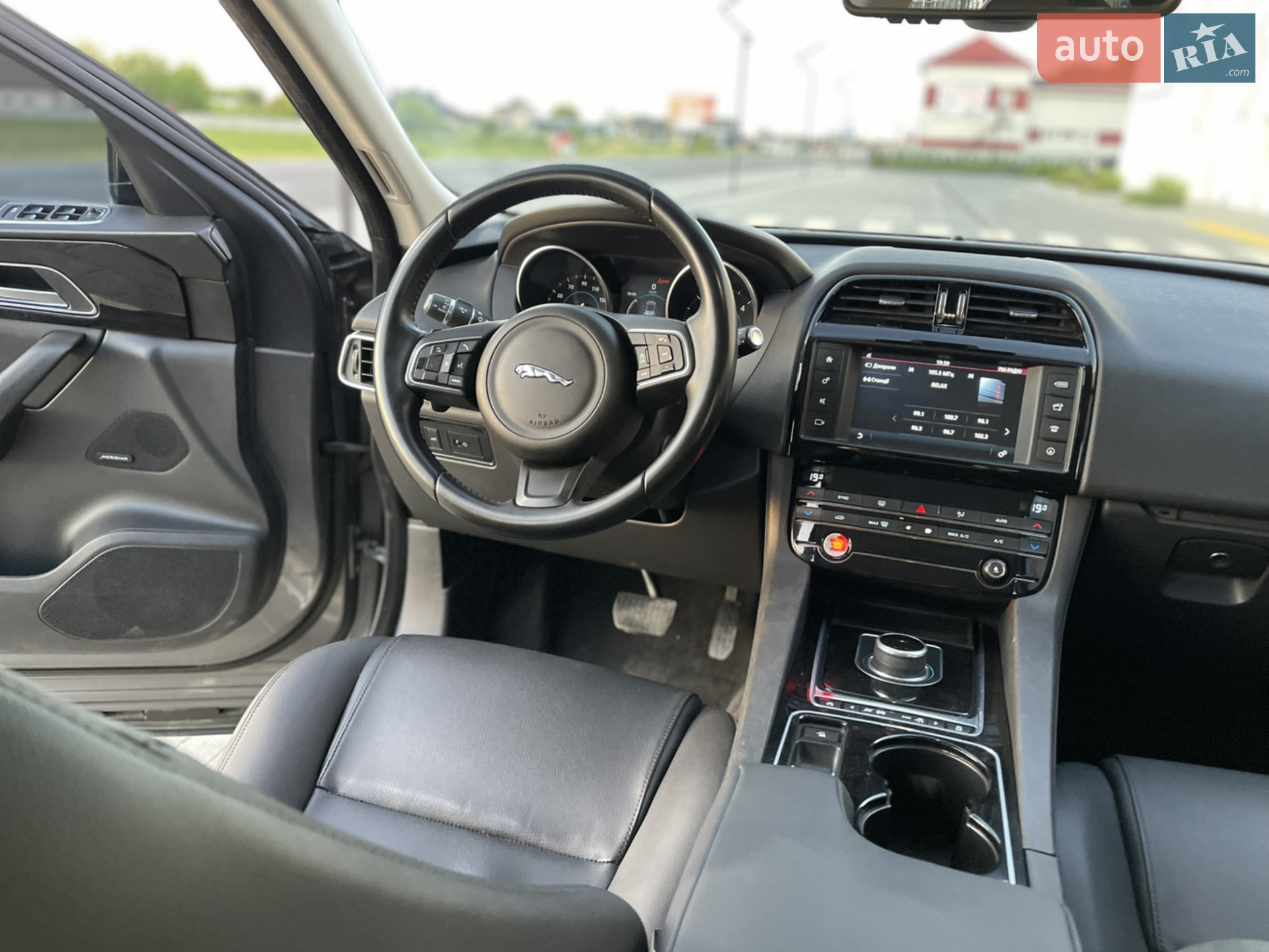 2017 Jaguar F-Pace - мініатюра 16