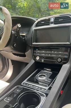 Внедорожник / Кроссовер Jaguar F-Pace 2017 в 
