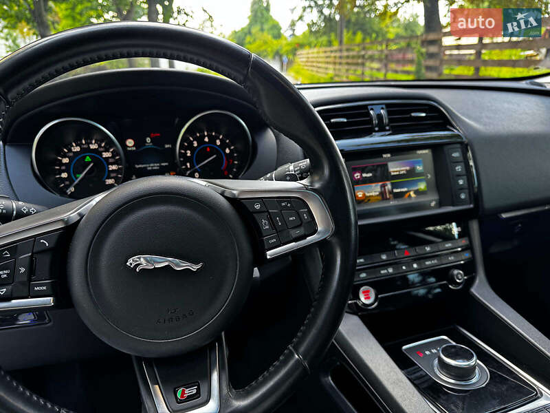 Внедорожник / Кроссовер Jaguar F-Pace 2016 в Киеве