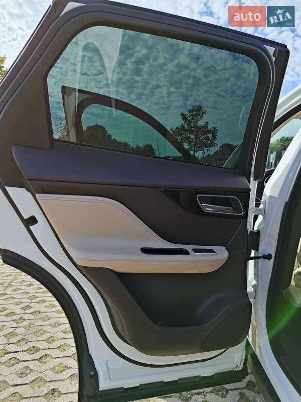 Позашляховик / Кросовер Jaguar F-Pace 2016 в Герці