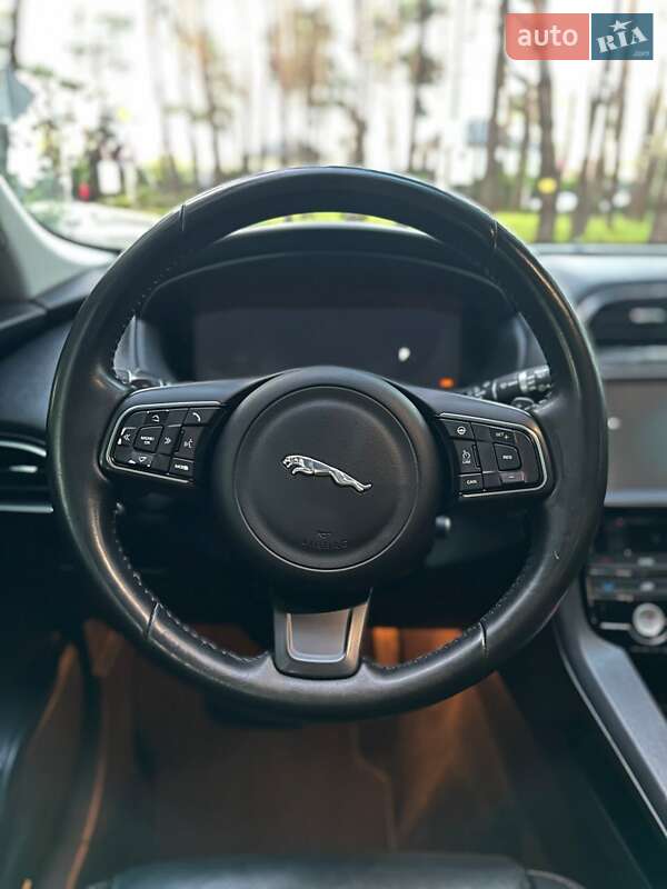 Позашляховик / Кросовер Jaguar F-Pace 2016 в Білогородці