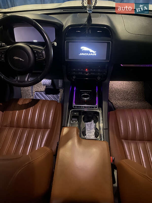 Позашляховик / Кросовер Jaguar F-Pace 2016 в Чечельнику