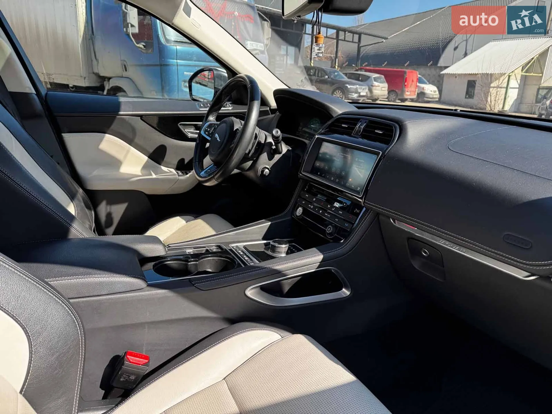 2017 Jaguar F-Pace - мініатюра 37