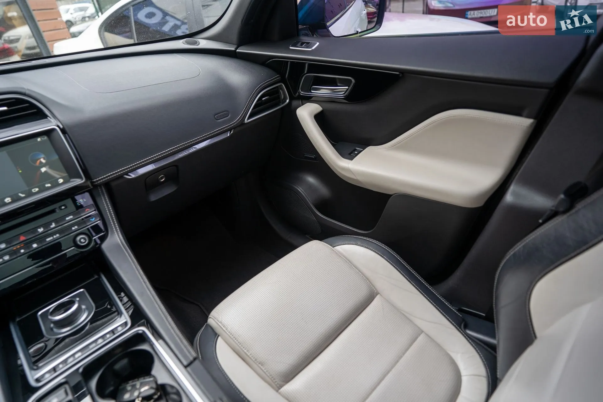 2017 Jaguar F-Pace - мініатюра 23
