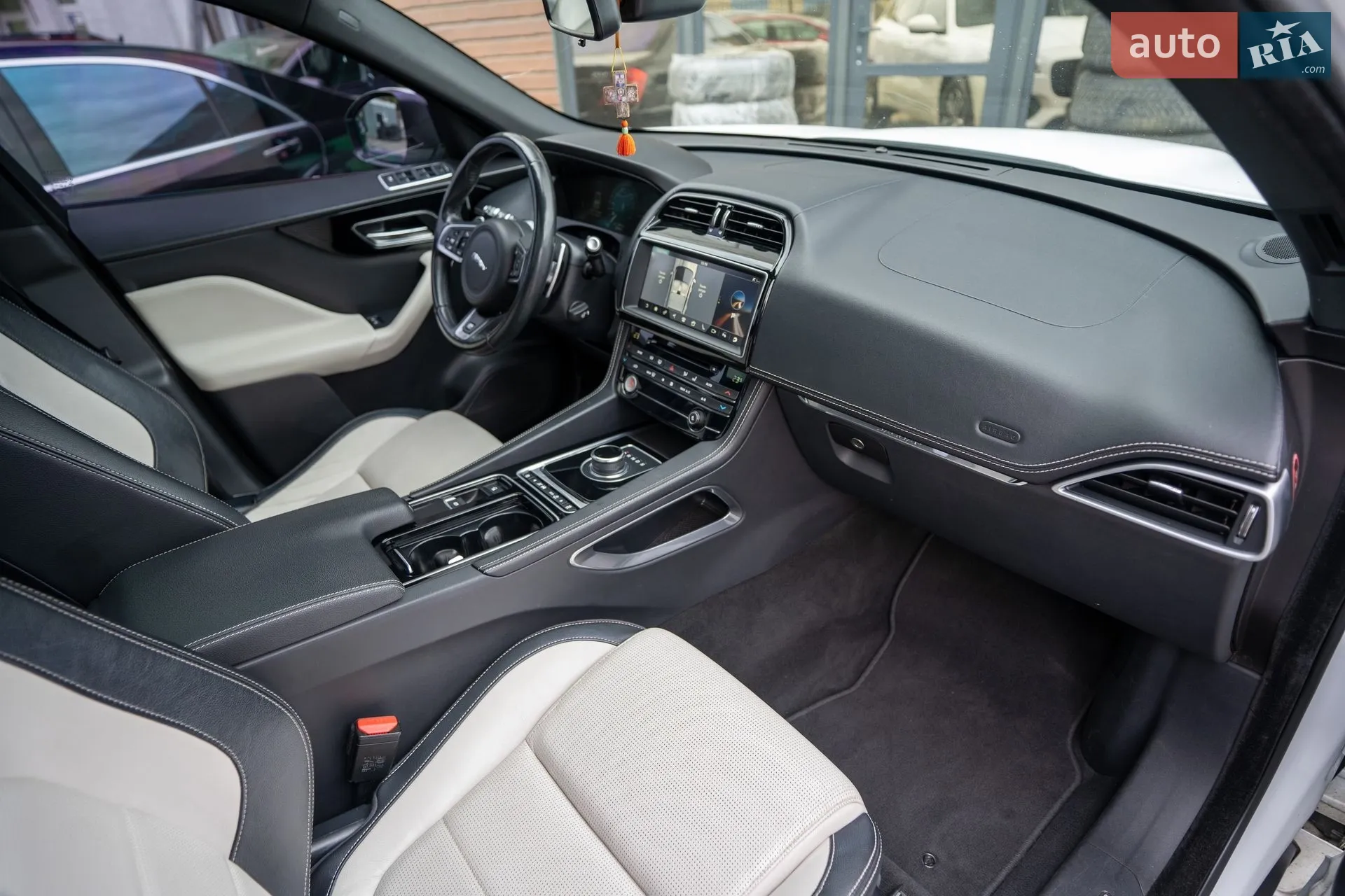 2017 Jaguar F-Pace - мініатюра 32