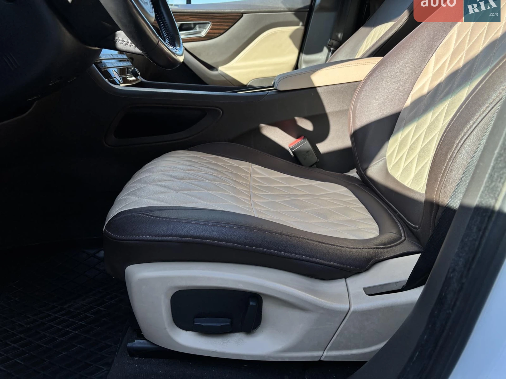 2017 Jaguar F-Pace - мініатюра 33