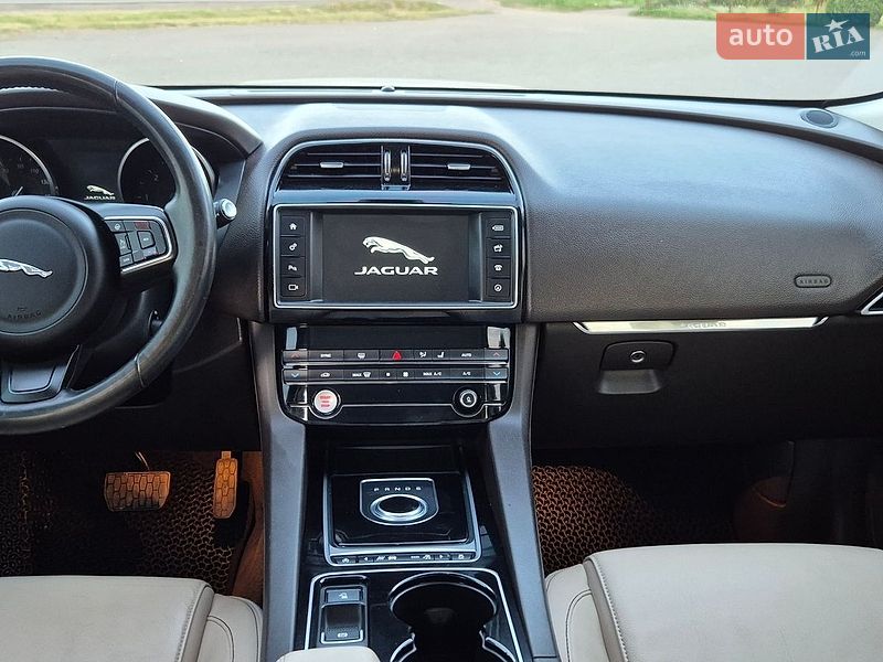 Позашляховик / Кросовер Jaguar F-Pace 2017 в Дубні