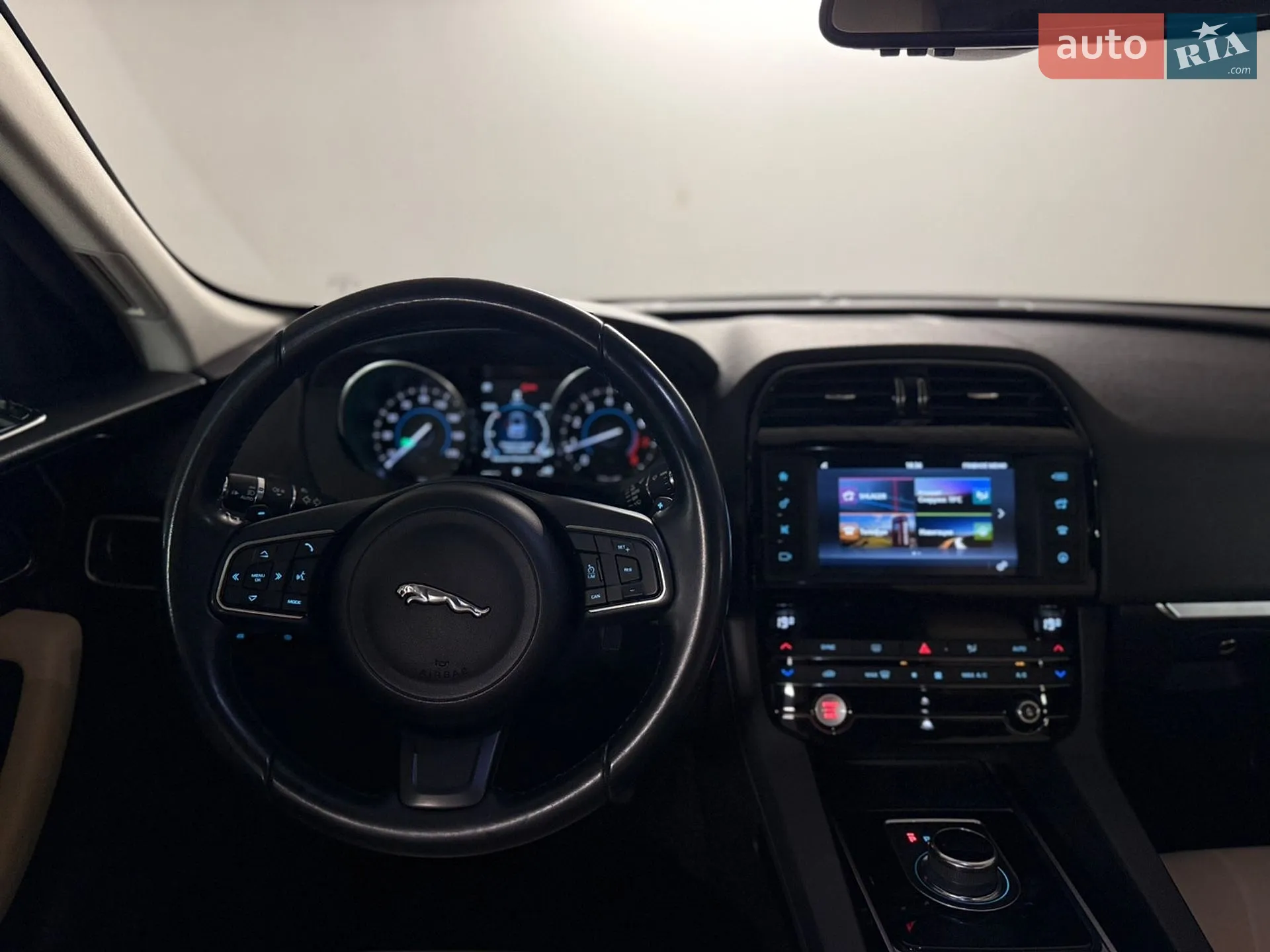 2017 Jaguar F-Pace - мініатюра 32