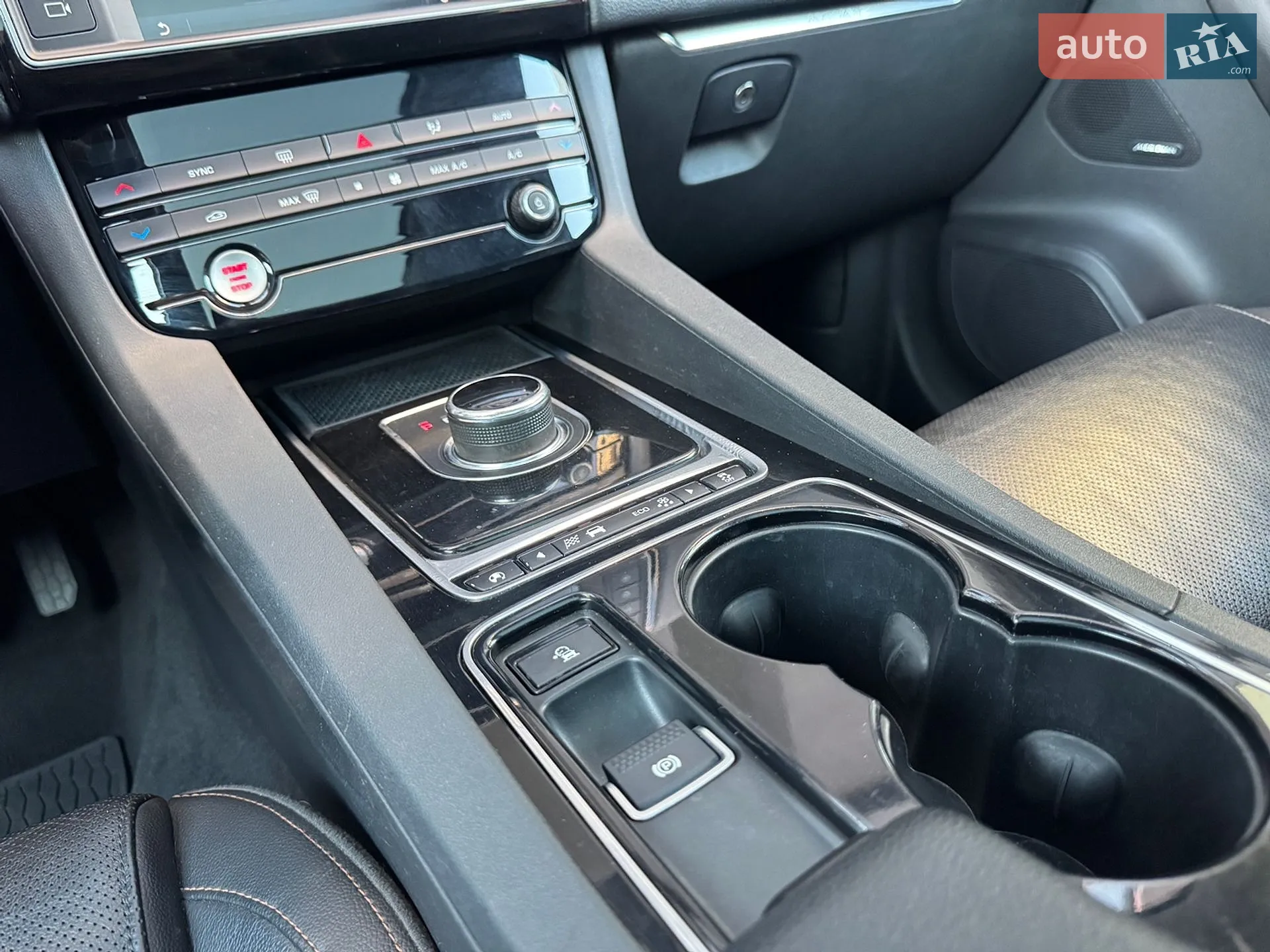 2017 Jaguar F-Pace - мініатюра 22