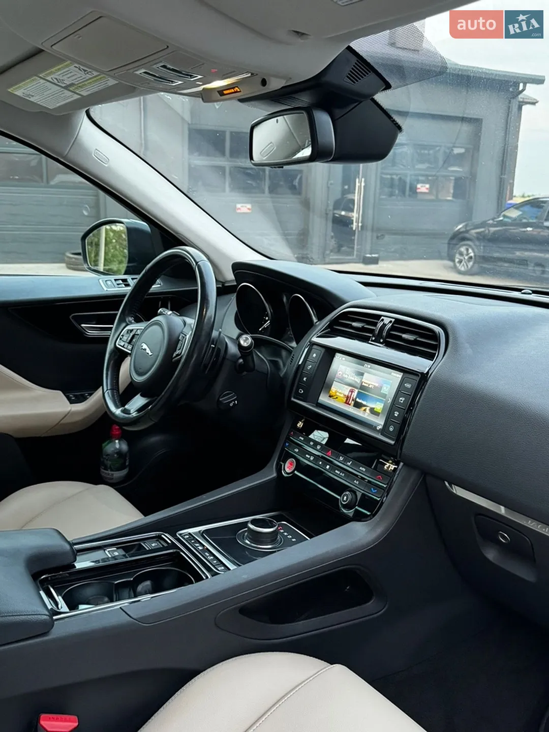 2018 Jaguar F-Pace - мініатюра 31