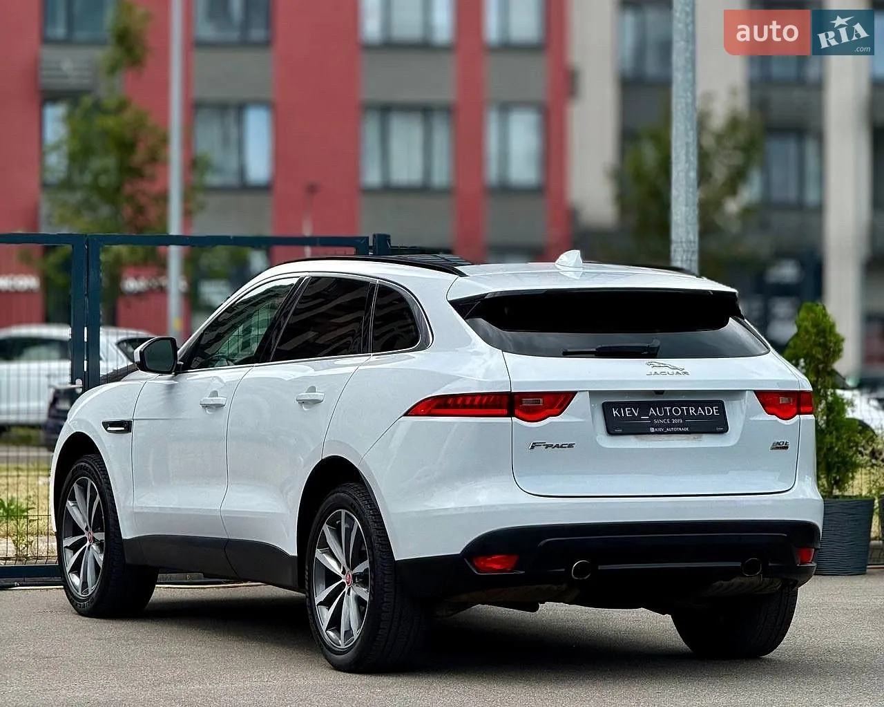 2017 Jaguar F-Pace - мініатюра 16