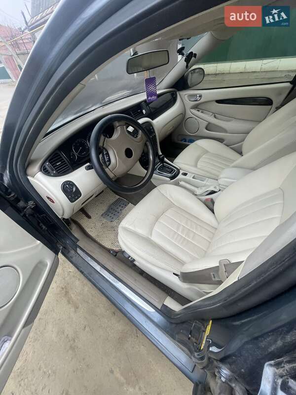Седан Jaguar X-Type 2001 в Балті