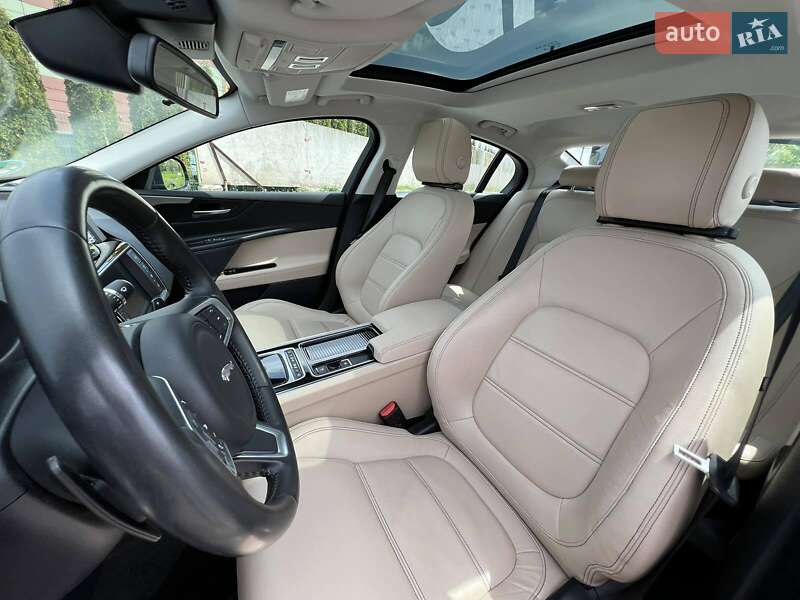 Седан Jaguar XE 2018 в Луцке