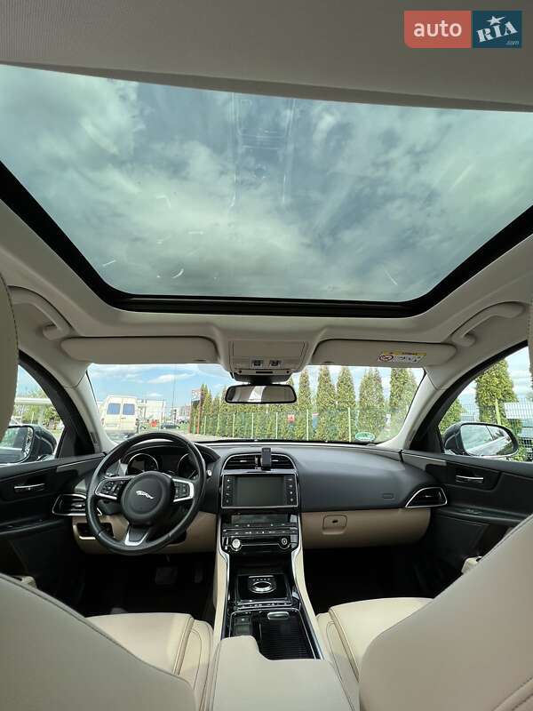 Седан Jaguar XE 2018 в Луцке