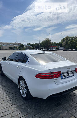 Седан Jaguar XE 2015 в 