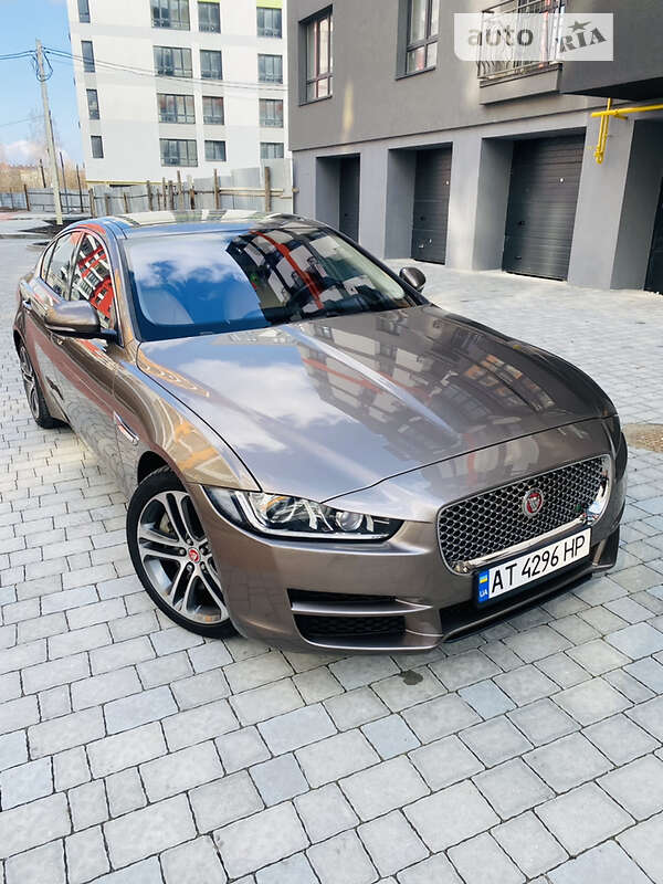 Седан Jaguar XE 2016 в Ивано-Франковске