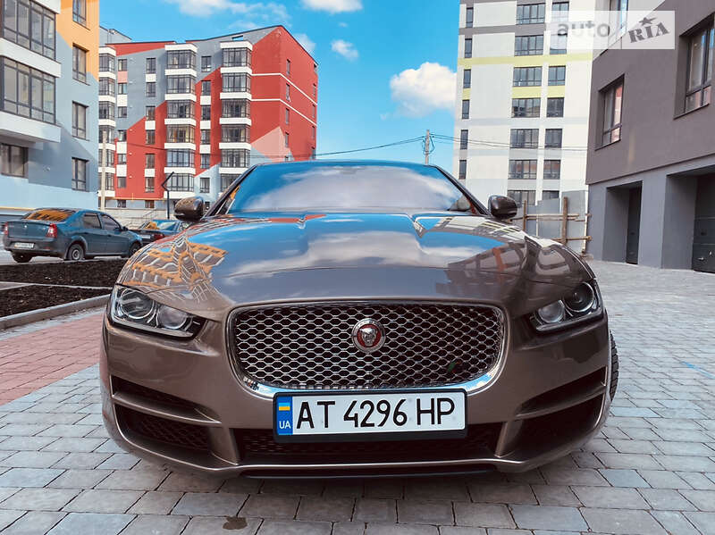 Седан Jaguar XE 2016 в Ивано-Франковске