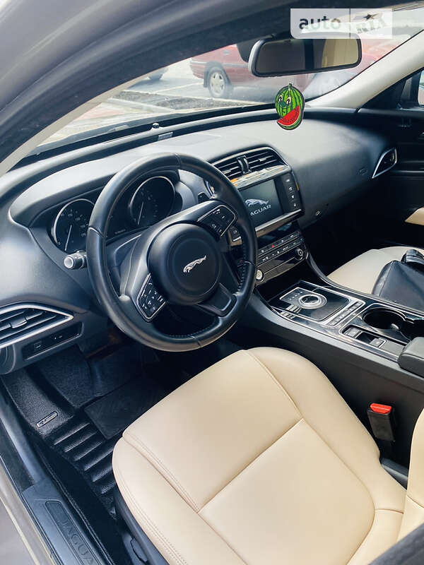 Седан Jaguar XE 2016 в Ивано-Франковске