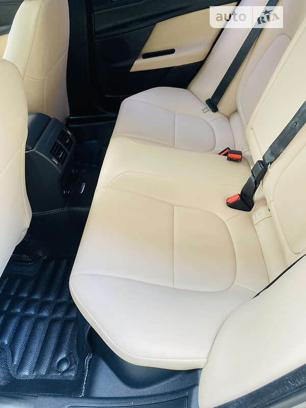 Седан Jaguar XE 2016 в Ивано-Франковске