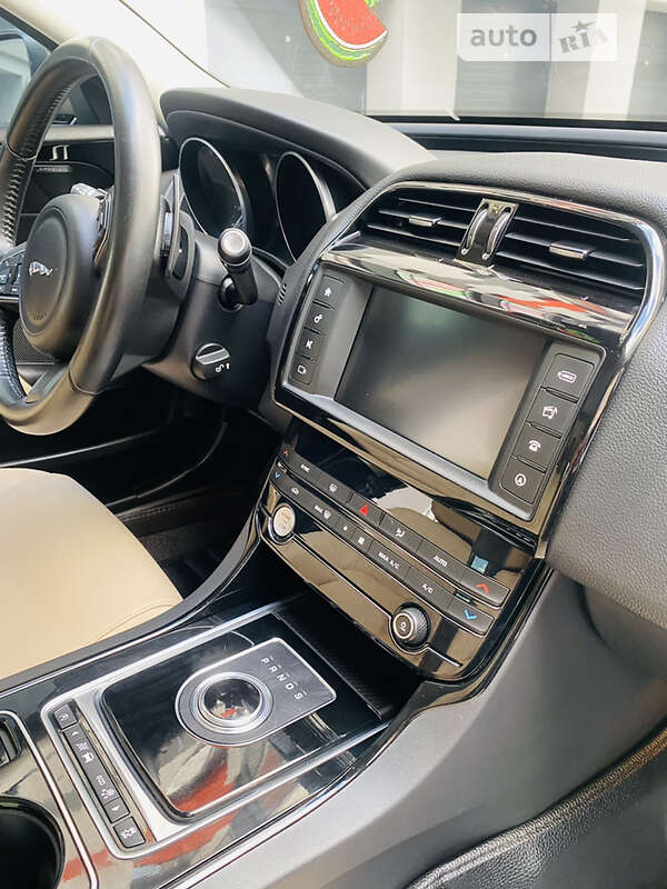 Седан Jaguar XE 2016 в Ивано-Франковске