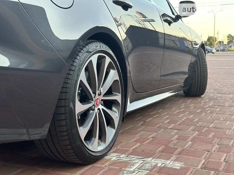 Седан Jaguar XE 2020 в Киеве