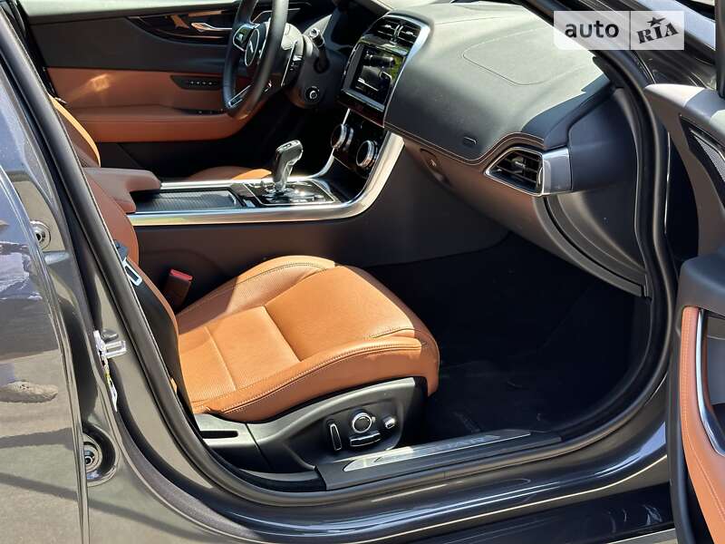 Седан Jaguar XE 2020 в Киеве