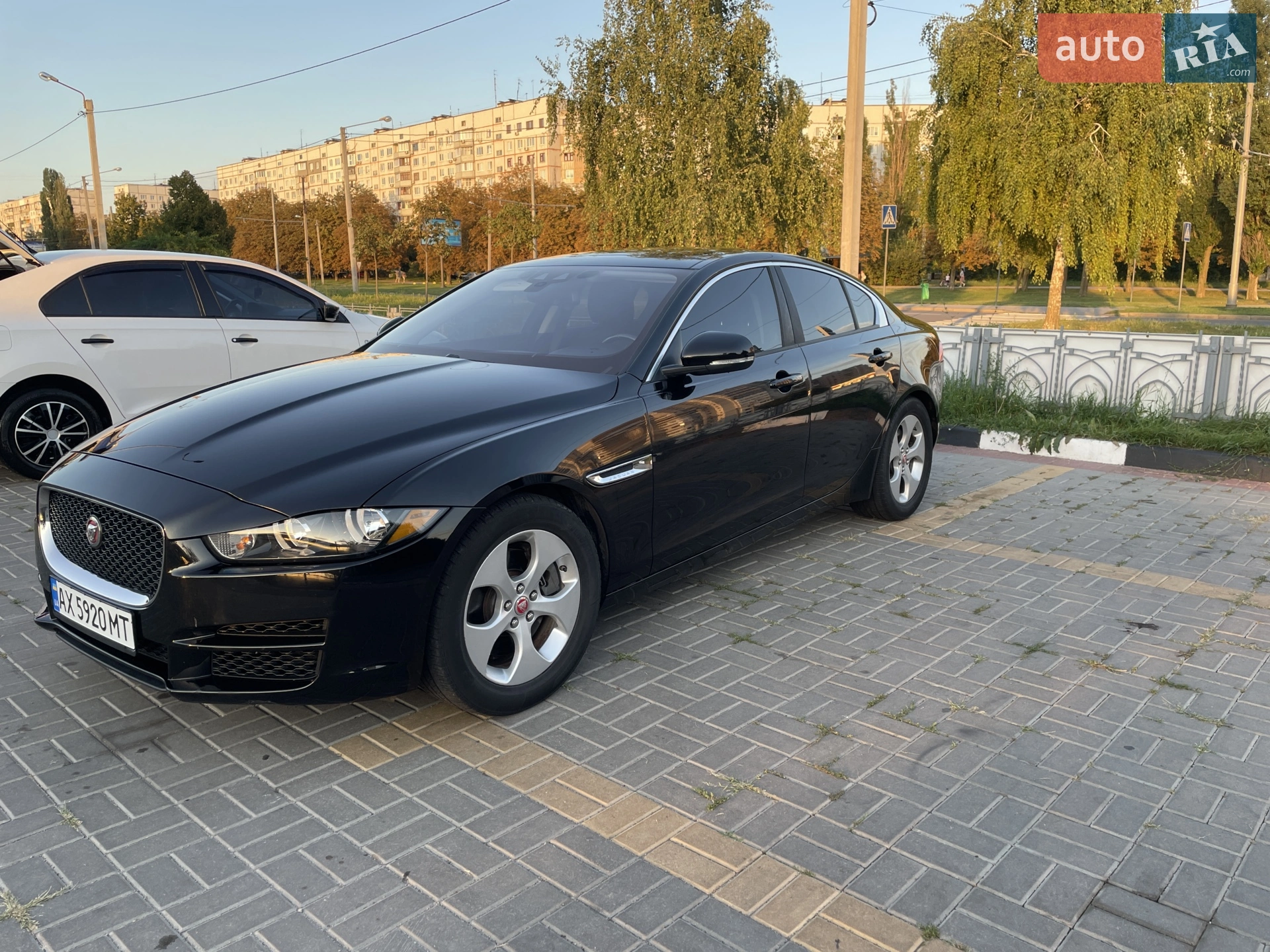 2017 Jaguar XE - мініатюра 3