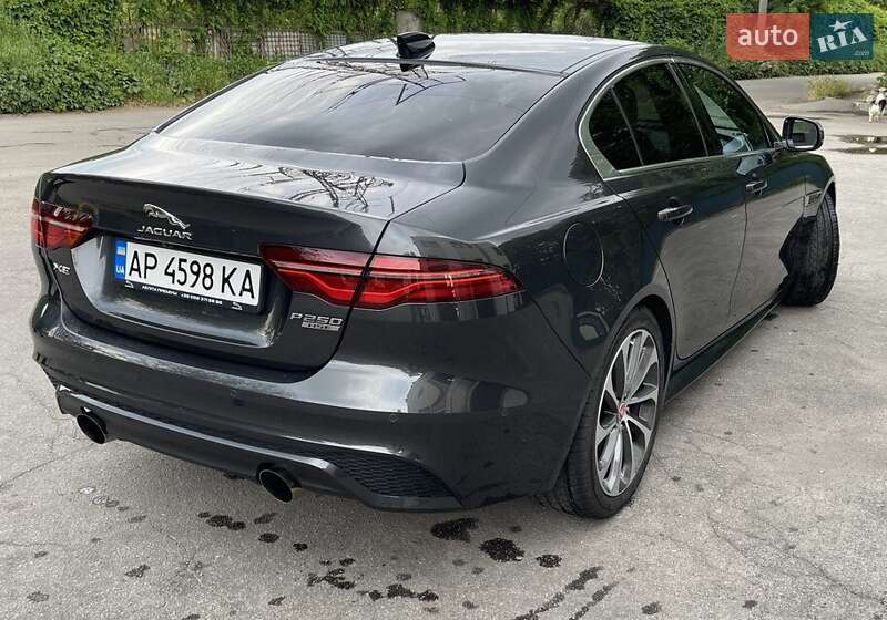Седан Jaguar XE 2020 в 
