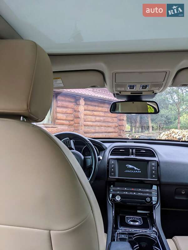 Седан Jaguar XE 2016 в Луцке
