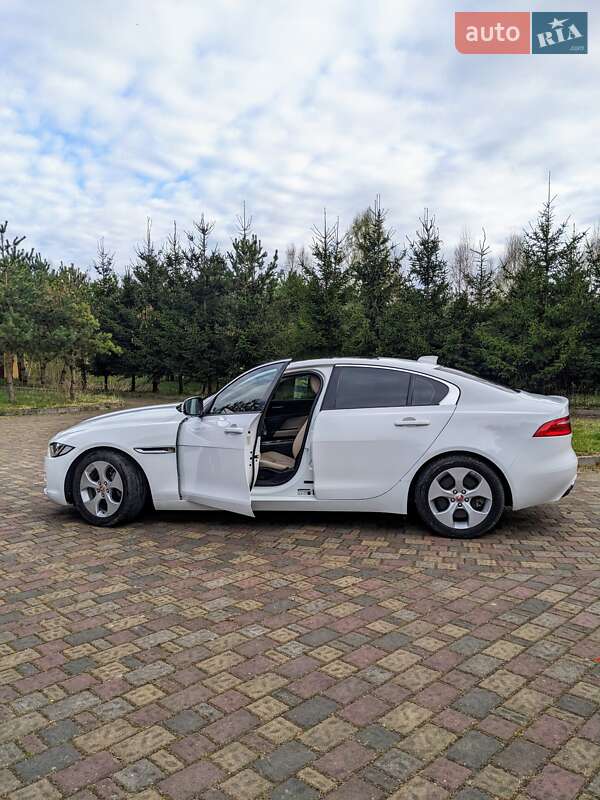 Седан Jaguar XE 2016 в Луцке