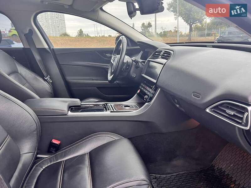 Седан Jaguar XE 2017 в Полтаве