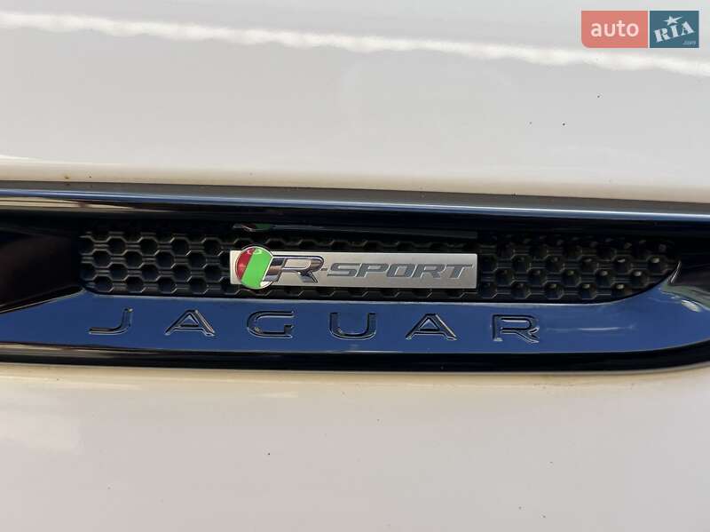 Седан Jaguar XE 2016 в Ужгороде