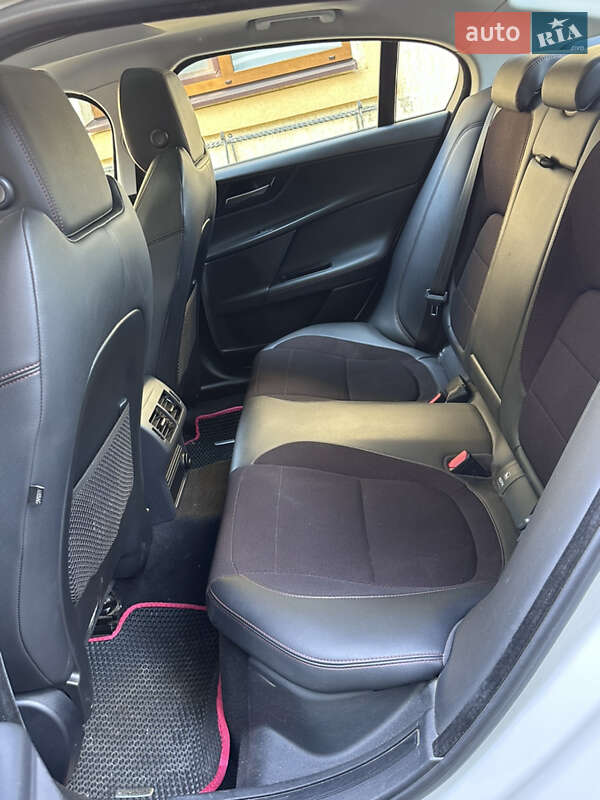 Седан Jaguar XE 2016 в Ужгороде