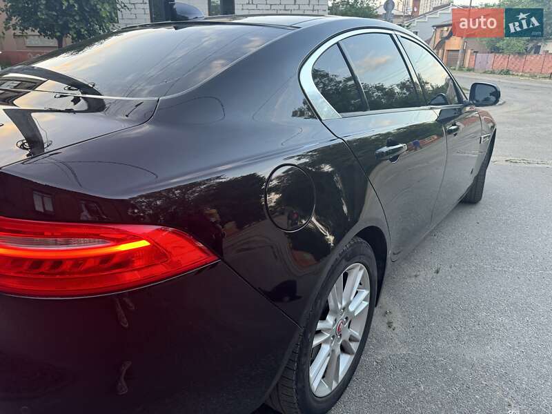 Седан Jaguar XE 2016 в Дніпрі