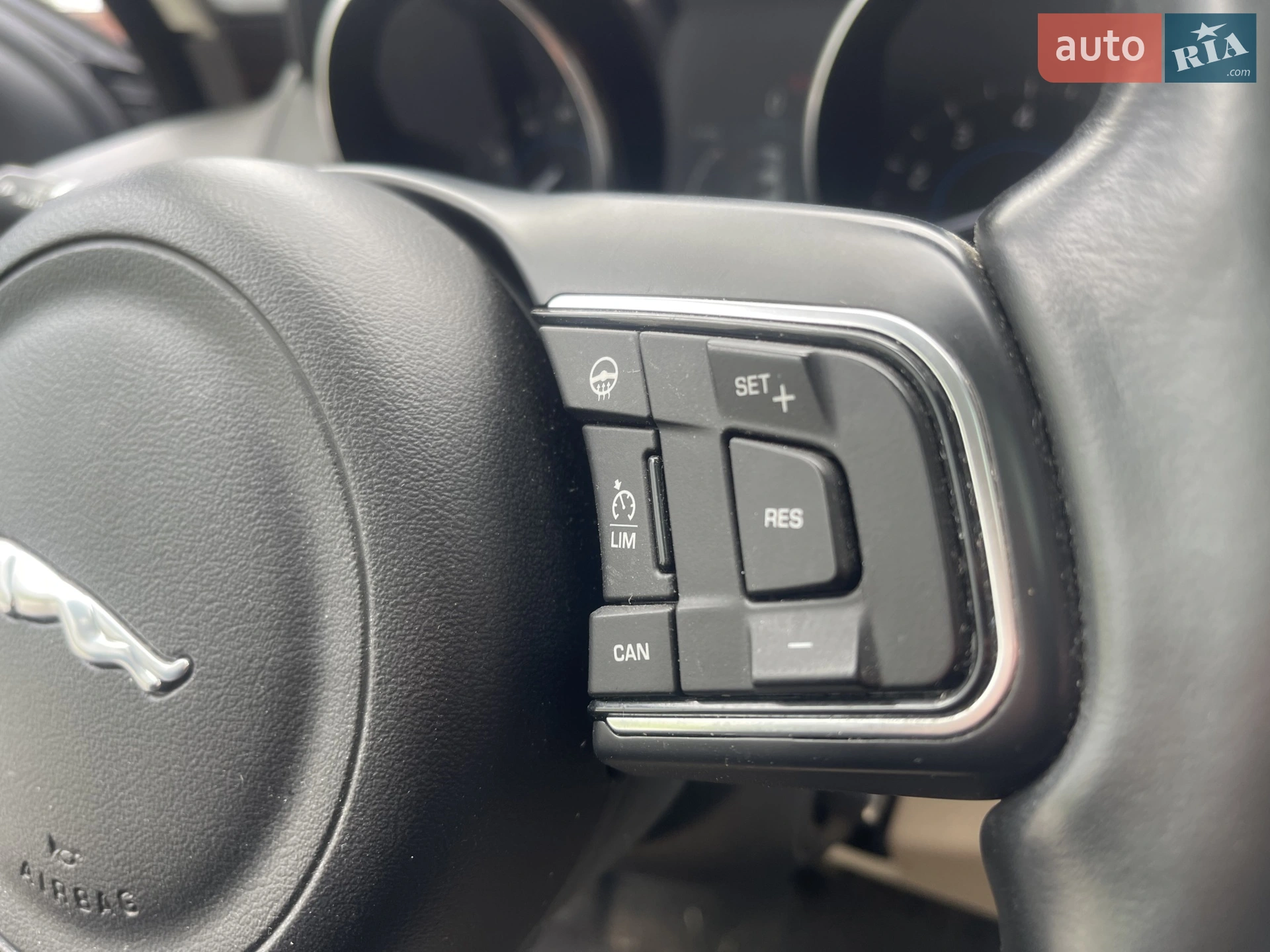 2016 Jaguar XE - мініатюра 11
