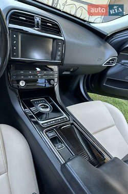 Седан Jaguar XE 2017 в 