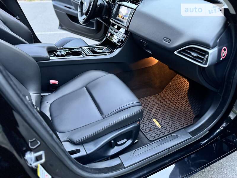 Седан Jaguar XE 2016 в Києві