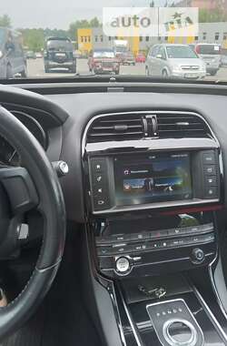 Седан Jaguar XE 2016 в 