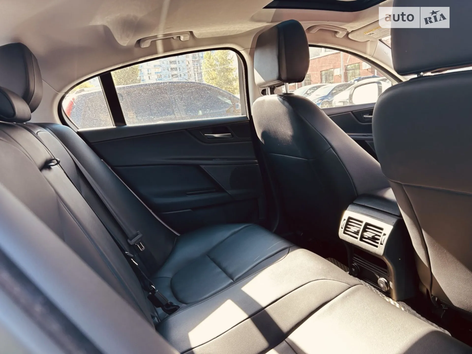 2019 Jaguar XE - мініатюра 7