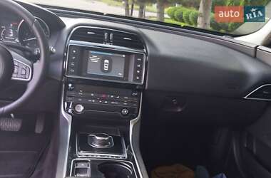 Седан Jaguar XE 2016 в 