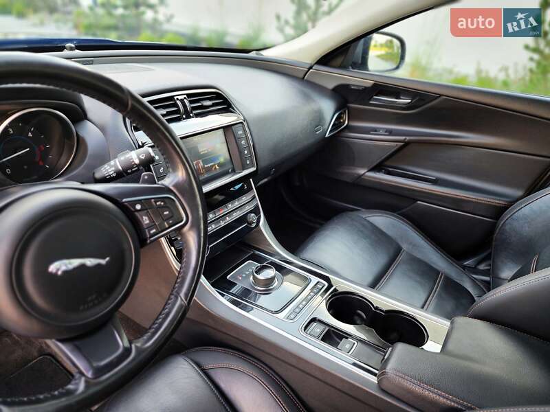 Седан Jaguar XE 2017 в Луцке
