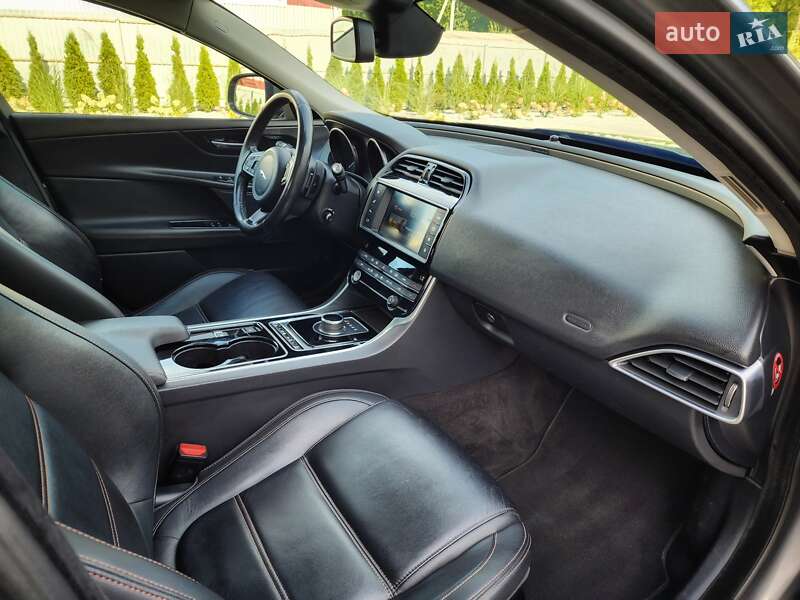 Седан Jaguar XE 2017 в Луцке