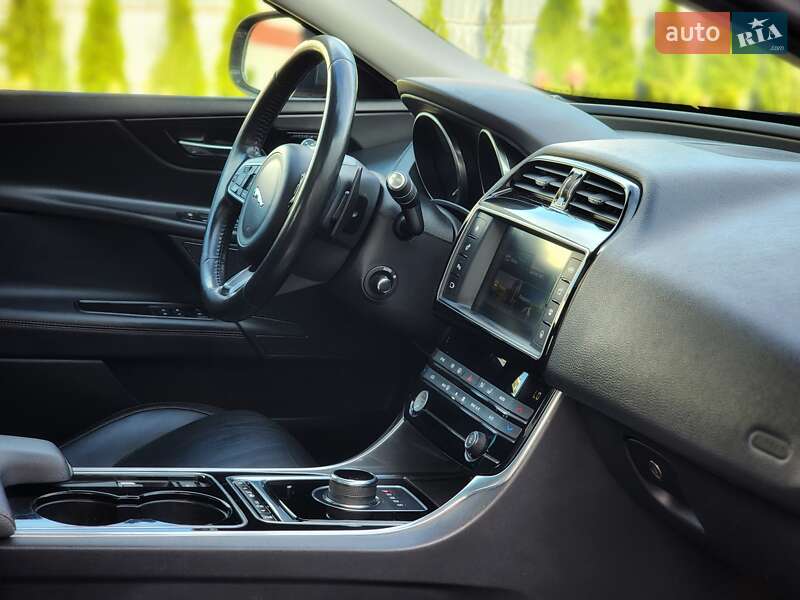 Седан Jaguar XE 2017 в Луцке