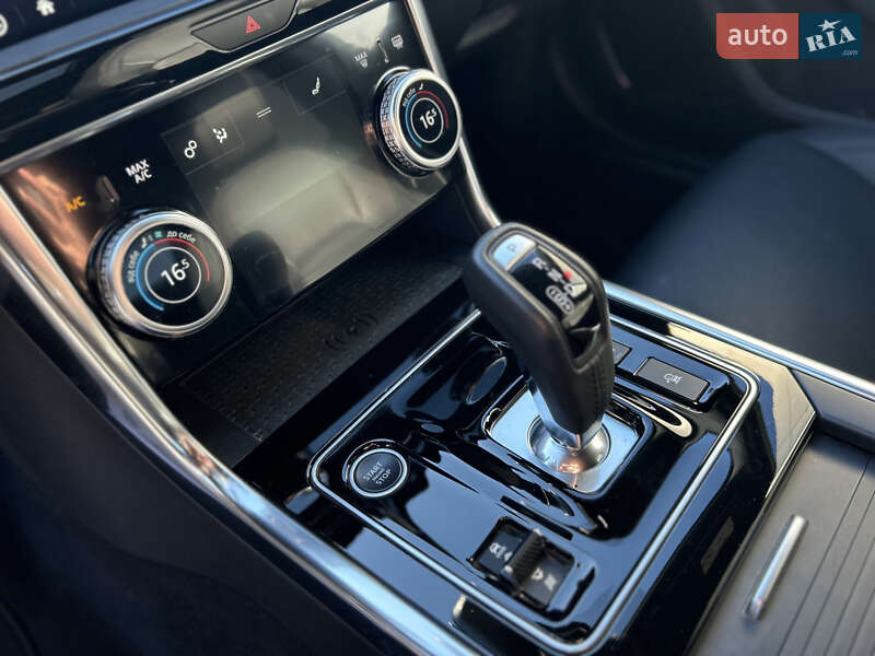 Седан Jaguar XE 2020 в Львове