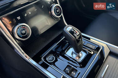 Седан Jaguar XE 2020 в 