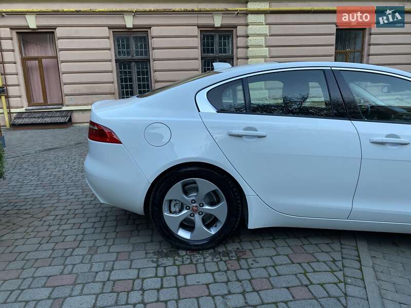 Седан Jaguar XE 2018 в Черновцах