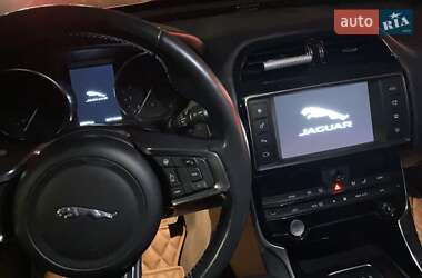 Седан Jaguar XE 2018 в 