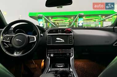 Седан Jaguar XE 2016 в 