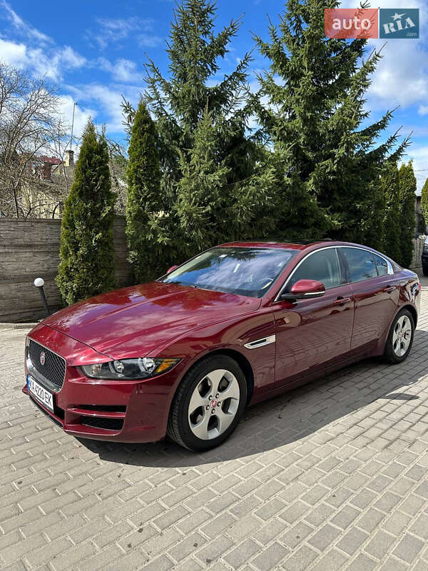 Седан Jaguar XE 2016 в Львові